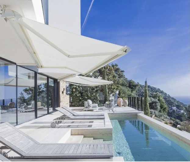 Store banne sur une terrasse contemporaine